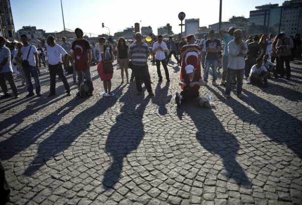 « L'homme à l'arrêt » de Taksim fascine / #OccupyGezi #DuranAdam